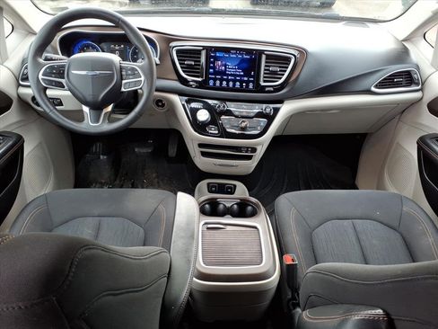 Used 2017 Chrysler Pacifica Touring image 9