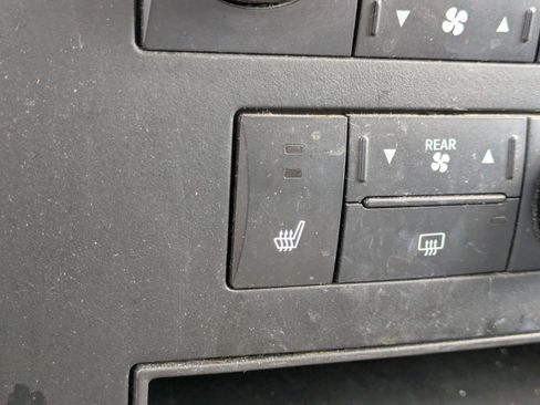 Used 2010 Volkswagen Routan SEL image 26