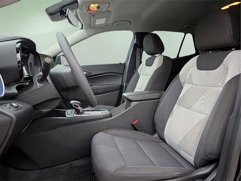 Certified 2025 Chevrolet Trax LS image 17