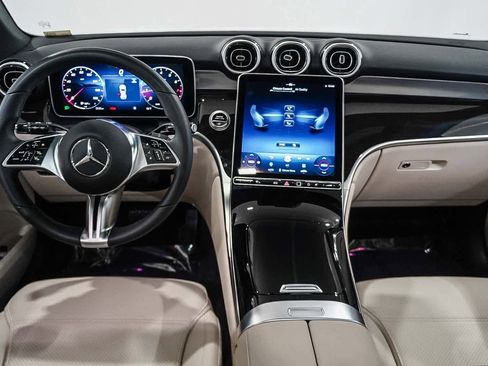 Used 2025 Mercedes-Benz GLC 300 image 12