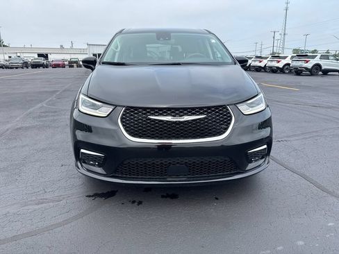 Used 2024 Chrysler Pacifica Touring-L FWD image 3
