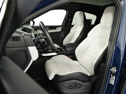 Certified 2025 Porsche Cayenne Coupe AWD/4WD image 5