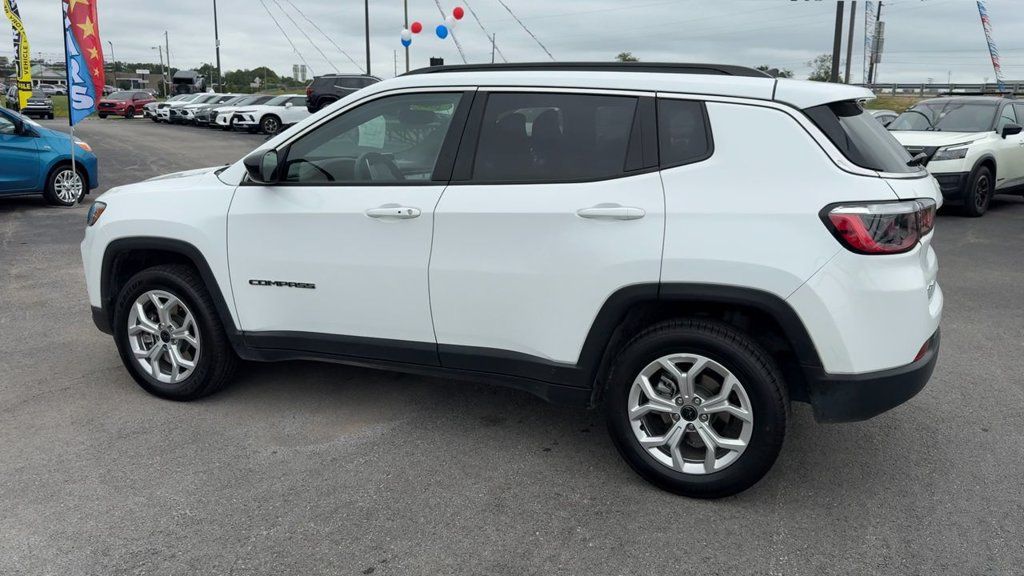 Used 2025 Jeep Compass Latitude w/ Sun & Sound Group AWD/4WD image 4