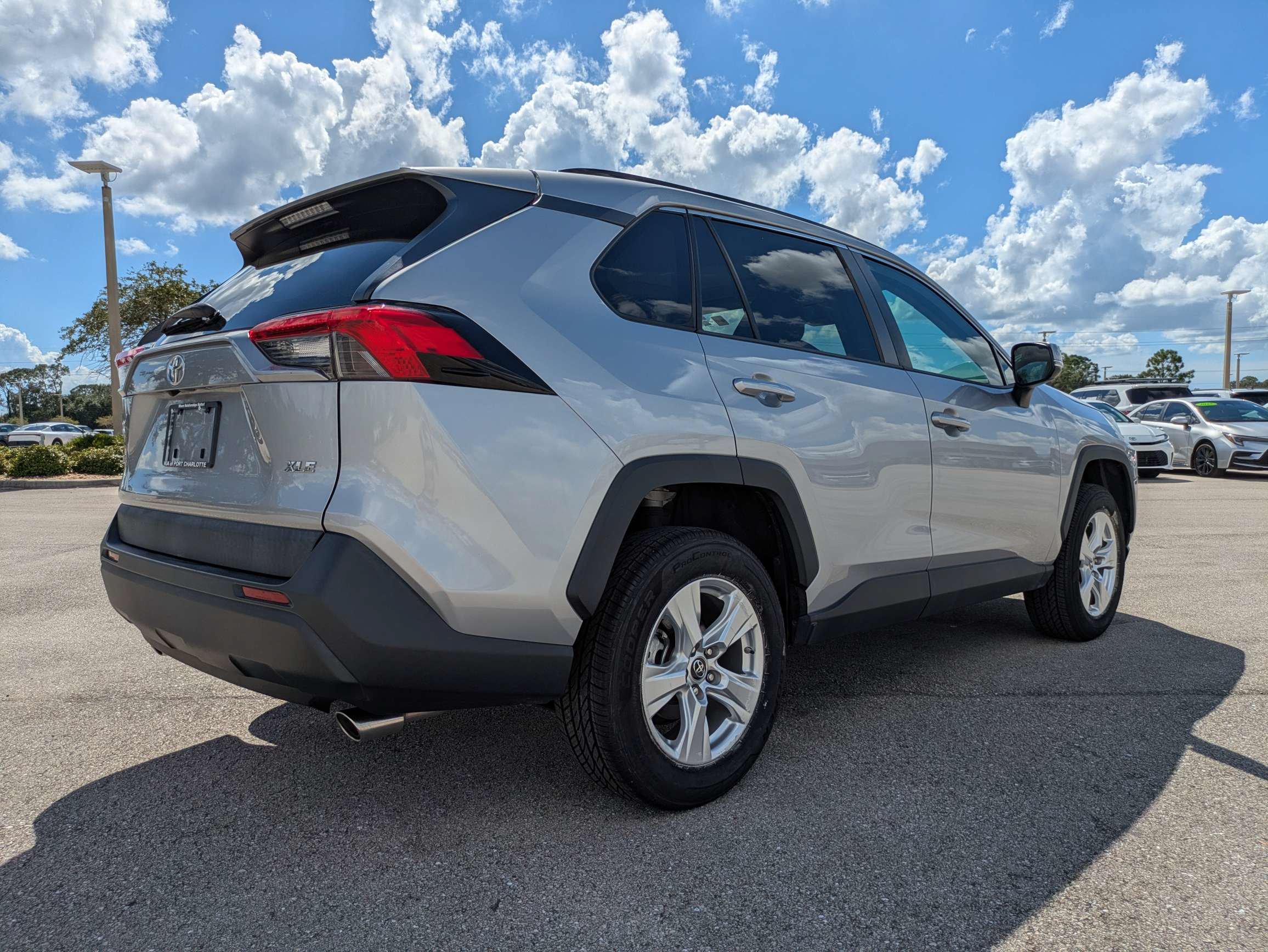 Used 2019 Toyota RAV4 XLE w/ Convenience Package FWD image 4
