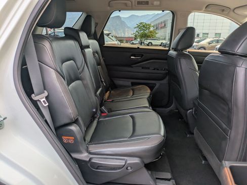 Used 2023 Nissan Pathfinder SL AWD/4WD image 33