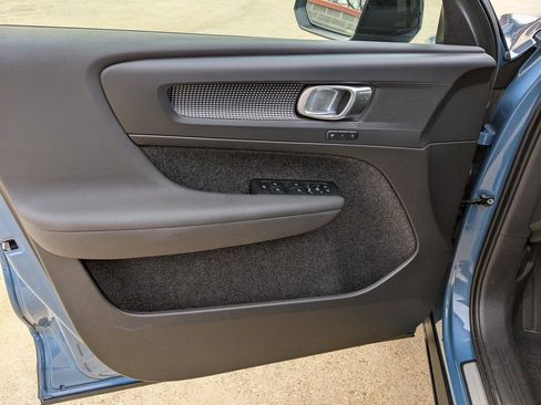 Certified 2025 Volvo XC40 B5 Plus image 9