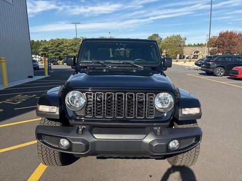 Used 2024 Jeep Gladiator Sport image 3