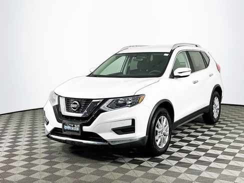 Used 2017 Nissan Rogue SV image 3