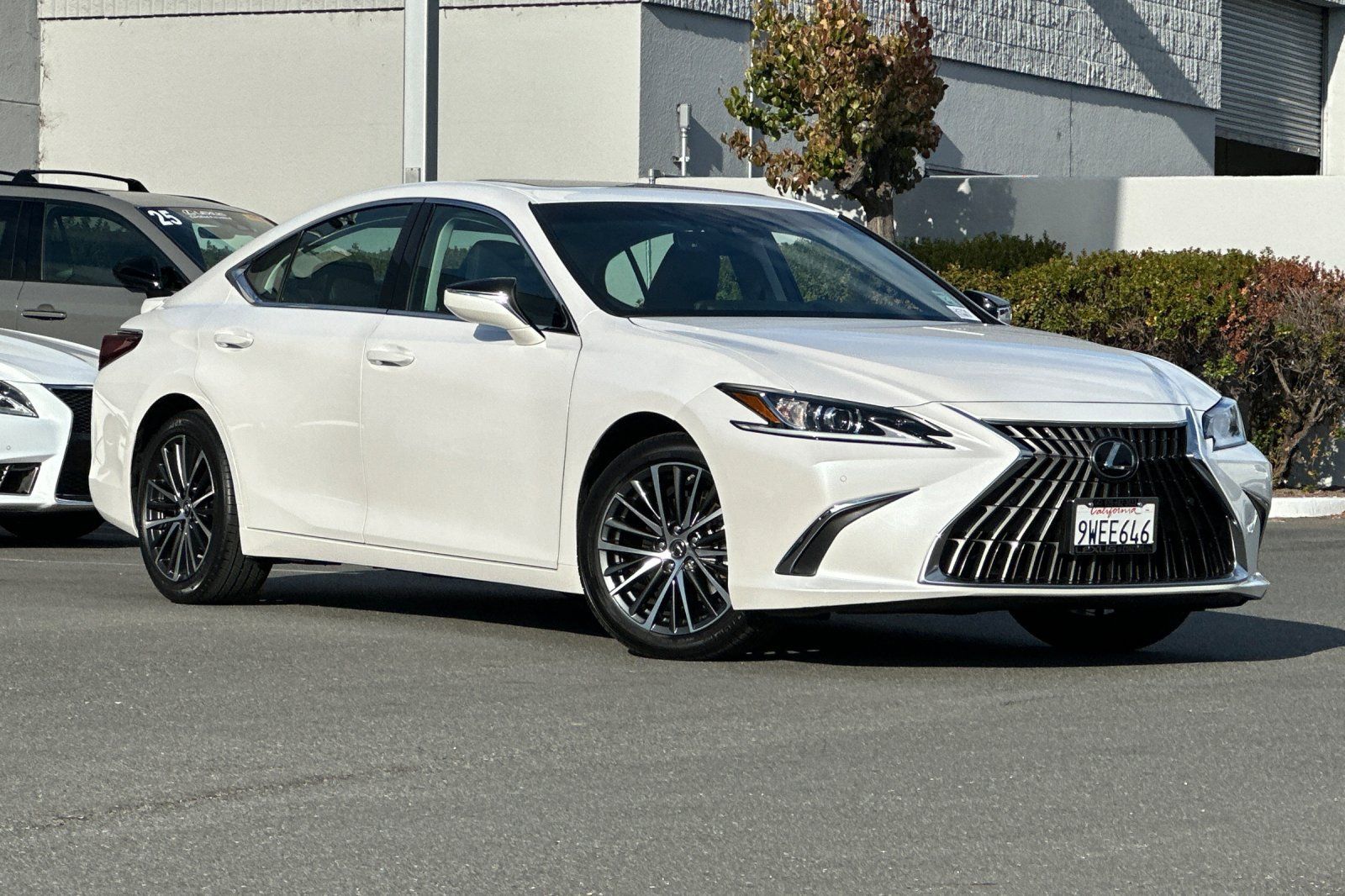Used 2025 Lexus ES 300h w/ Premium Package FWD image 2