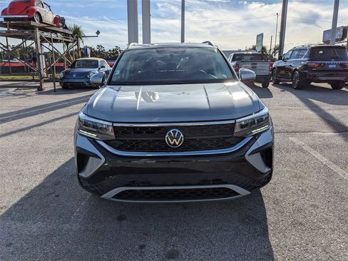 Certified 2022 Volkswagen Taos SE image 10