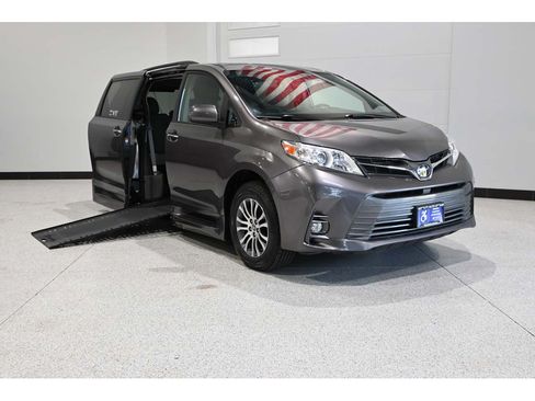 Used 2020 Toyota Sienna XLE FWD image 2