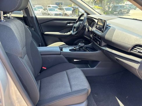 Used 2025 Nissan Rogue SV FWD image 38