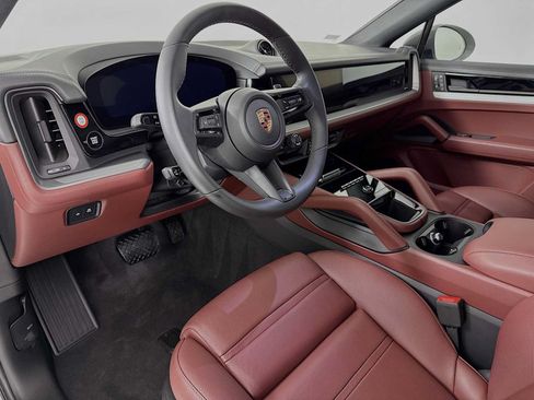 Certified 2025 Porsche Cayenne Coupe AWD/4WD image 4