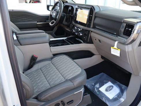 Used 2025 Ford F450 Platinum w/ Platinum Plus Package image 34