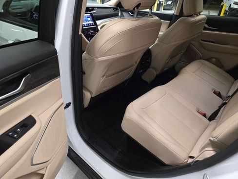 Certified 2022 Jeep Grand Cherokee Limited AWD/4WD image 29