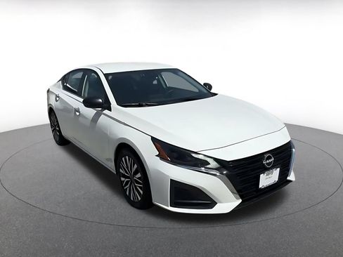 Used 2025 Nissan Altima 2.5 SV FWD image 3