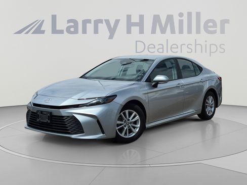 Used 2025 Toyota Camry LE FWD image 1