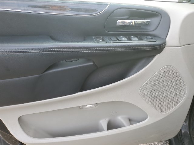 Used 2014 Chrysler Town & Country Touring FWD image 19