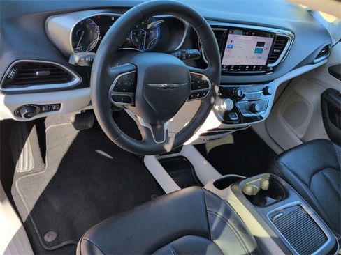 Used 2023 Chrysler Pacifica Touring-L image 11