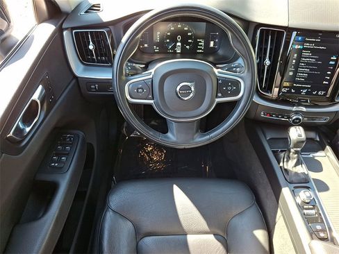 Used 2019 Volvo XC60 T6 Momentum w/ Premium Package image 12