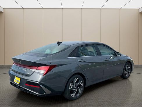 Certified 2025 Hyundai Elantra Limited FWD image 3