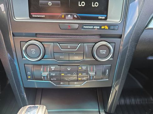 Used 2016 Ford Explorer XLT w/ Equipment Group 201A FWD image 23