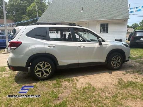 Used 2022 Subaru Forester Premium image 9