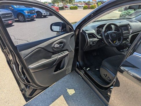 Used 2019 Jeep Cherokee Latitude w/ Popular Appearance Group AWD/4WD image 8