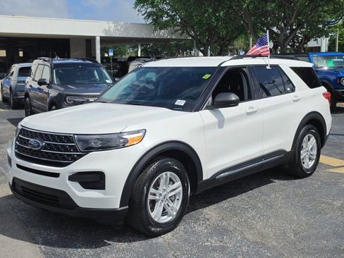 Certified 2024 Ford Explorer XLT image 3