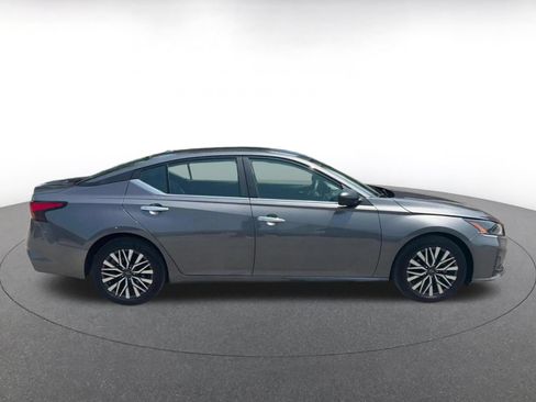 Used 2025 Nissan Altima 2.5 SV FWD image 13