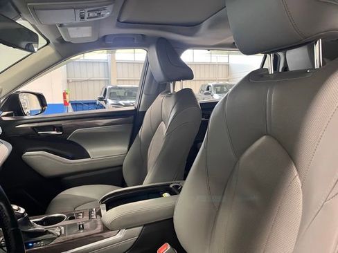 Used 2021 Toyota Highlander Limited image 23