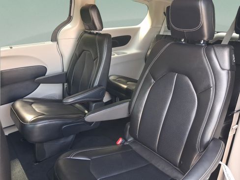 Used 2024 Chrysler Pacifica Touring-L FWD image 27