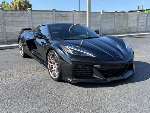 Used 2025 Chevrolet Corvette Z06 RWD image 8