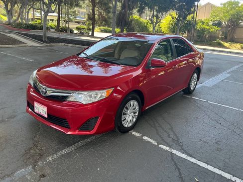 Used 2014 Toyota Camry LE image 2