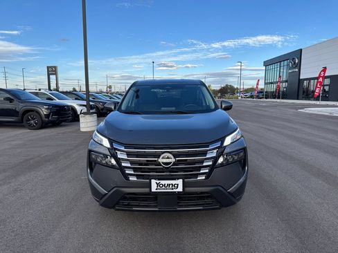 Used 2024 Nissan Rogue SV AWD/4WD image 2