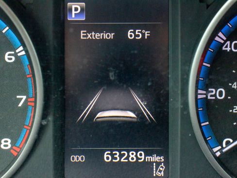 Used 2018 Toyota RAV4 LE image 30