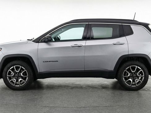 Used 2025 Jeep Compass Trailhawk AWD/4WD image 5