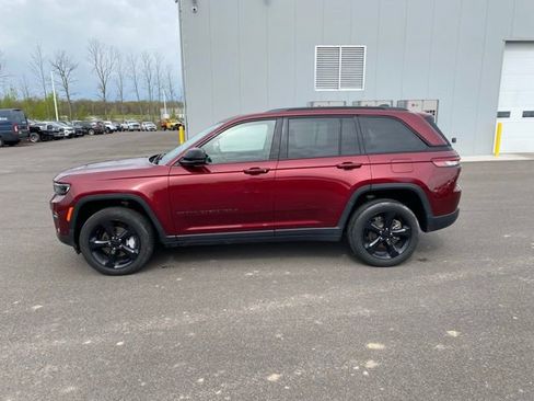 Used 2023 Jeep Grand Cherokee Limited w/ Luxury Tech Group II AWD/4WD image 8