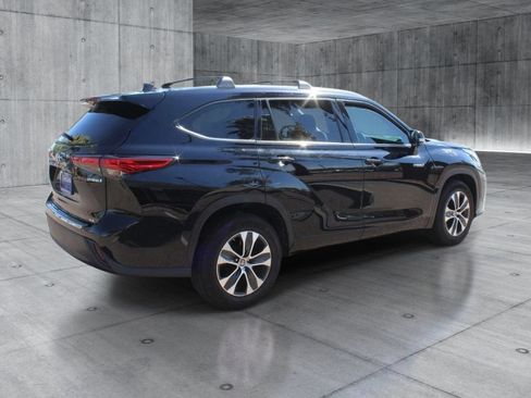 Used 2020 Toyota Highlander XLE FWD image 5