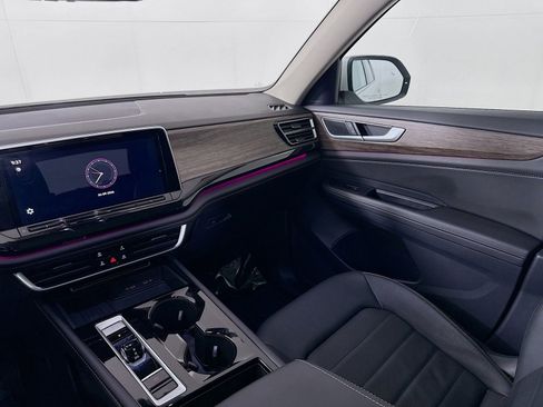 Used 2025 Volkswagen Atlas SEL image 23