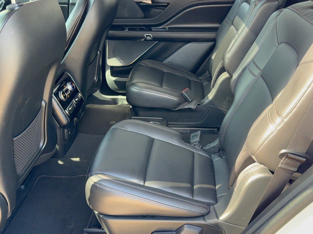 Used 2024 Lincoln Aviator AWD w/ Premium Package image 25