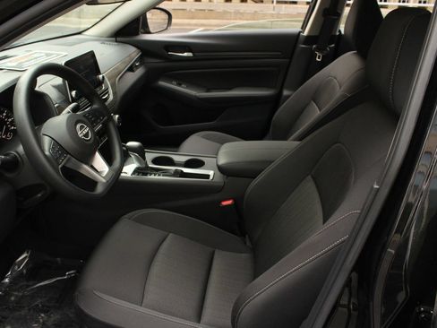 Used 2025 Nissan Altima 2.5 SV FWD image 14