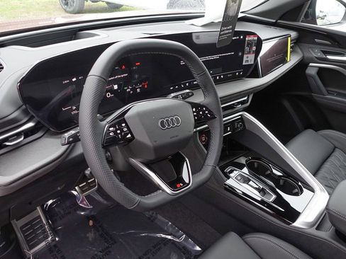 New 2025 Audi SQ5 Prestige image 11