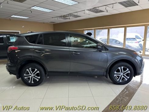 Used 2018 Toyota RAV4 LE image 1