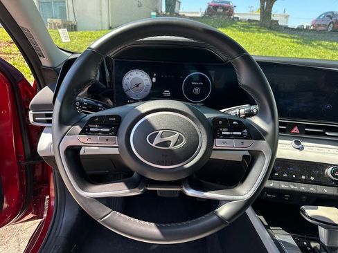 Used 2025 Hyundai Elantra Limited FWD image 14