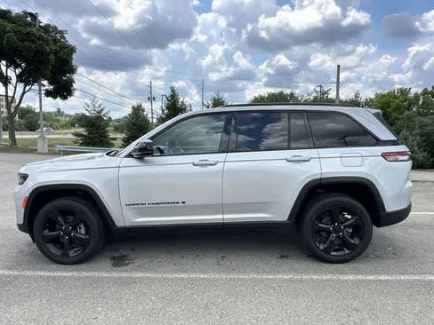Used 2023 Jeep Grand Cherokee Altitude AWD/4WD image 2