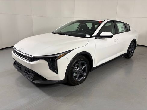New 2026 Kia K4 LXS FWD image 4