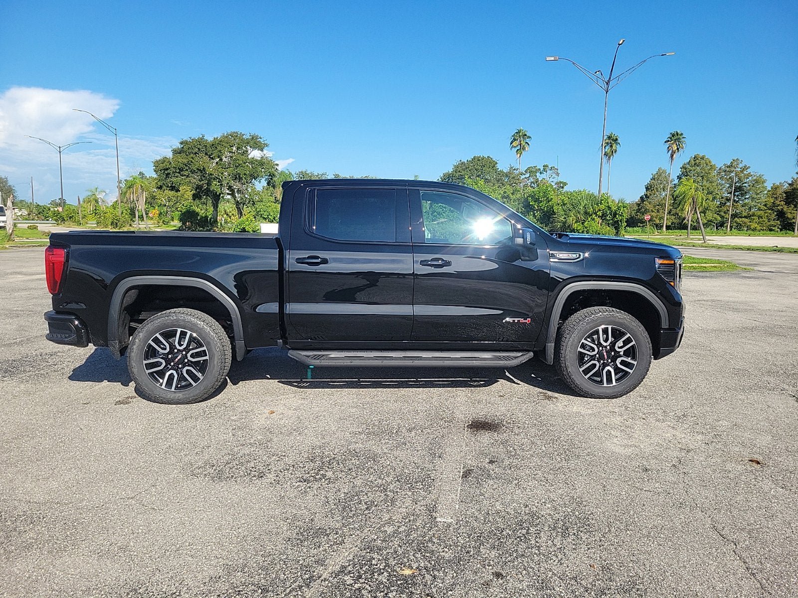 New 2026 GMC Sierra 1500 AT4 w/ AT4 Premium Package AWD/4WD image 4