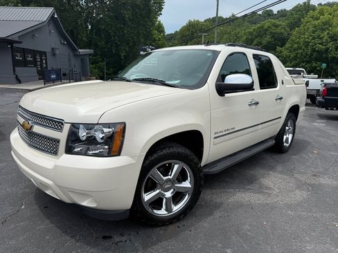 Used 2013 Chevrolet Avalanche LTZ AWD/4WD image 10