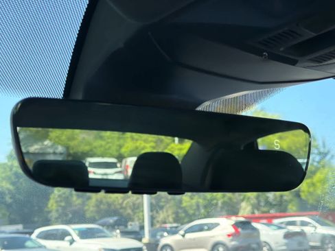 Used 2024 Volkswagen Jetta SE w/ Panoramic Sunroof Package image 32